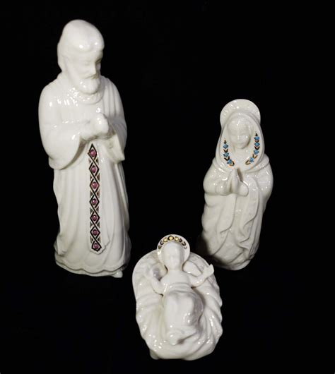how many pieces are in the lenox china jewels nativity